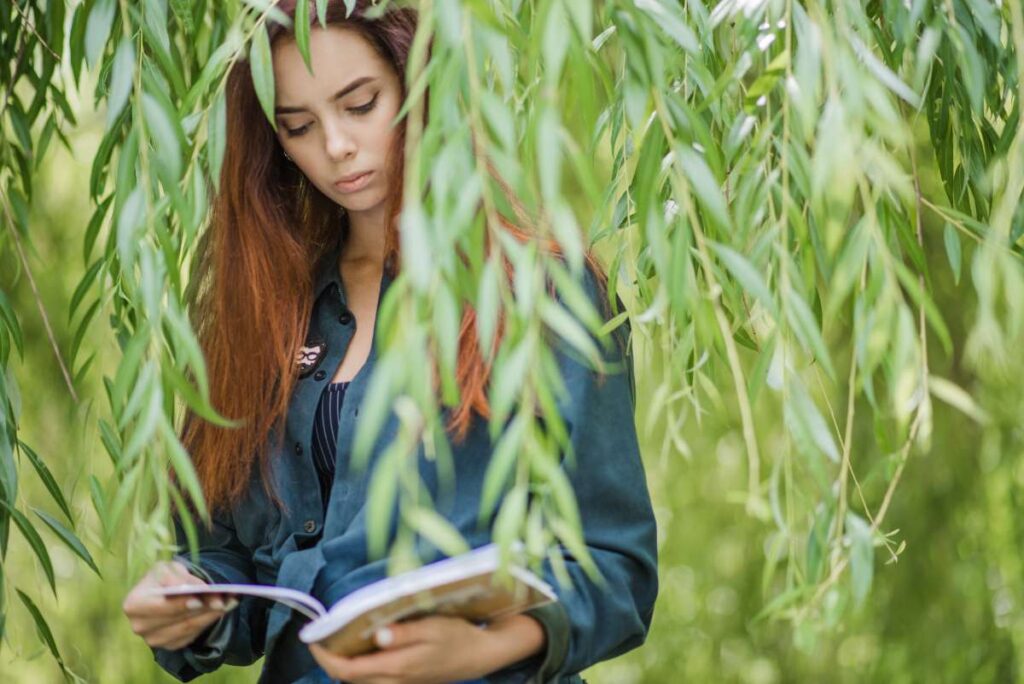 femme qui lit un livre sur le cannabis